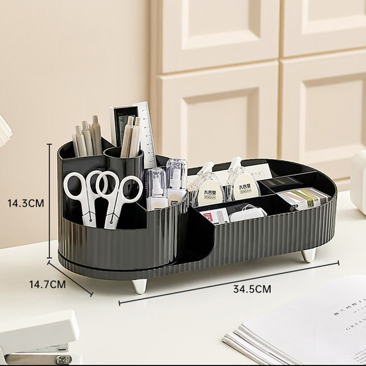 Black desk organizer with stationery items on a white surface, measurements indicated.